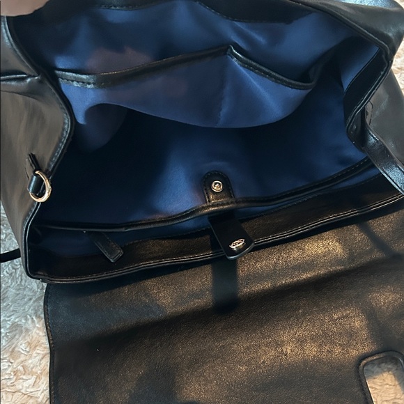 Elegant Black Leather Handbag - Picture 10 of 16